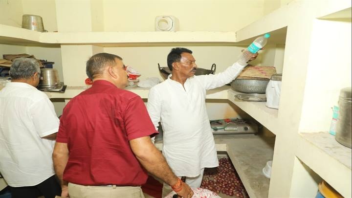 अचानक जनजाति छात्रावास पहुंचे मंत्री सिलावट अचानक जनजाति छात्रावास पहुंचे मंत्री सिलावट