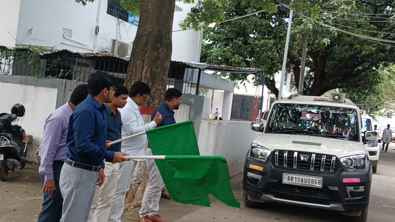प्रचार वाहन रवाना करते अधिकारी प्रचार वाहन रवाना करते अधिकारी