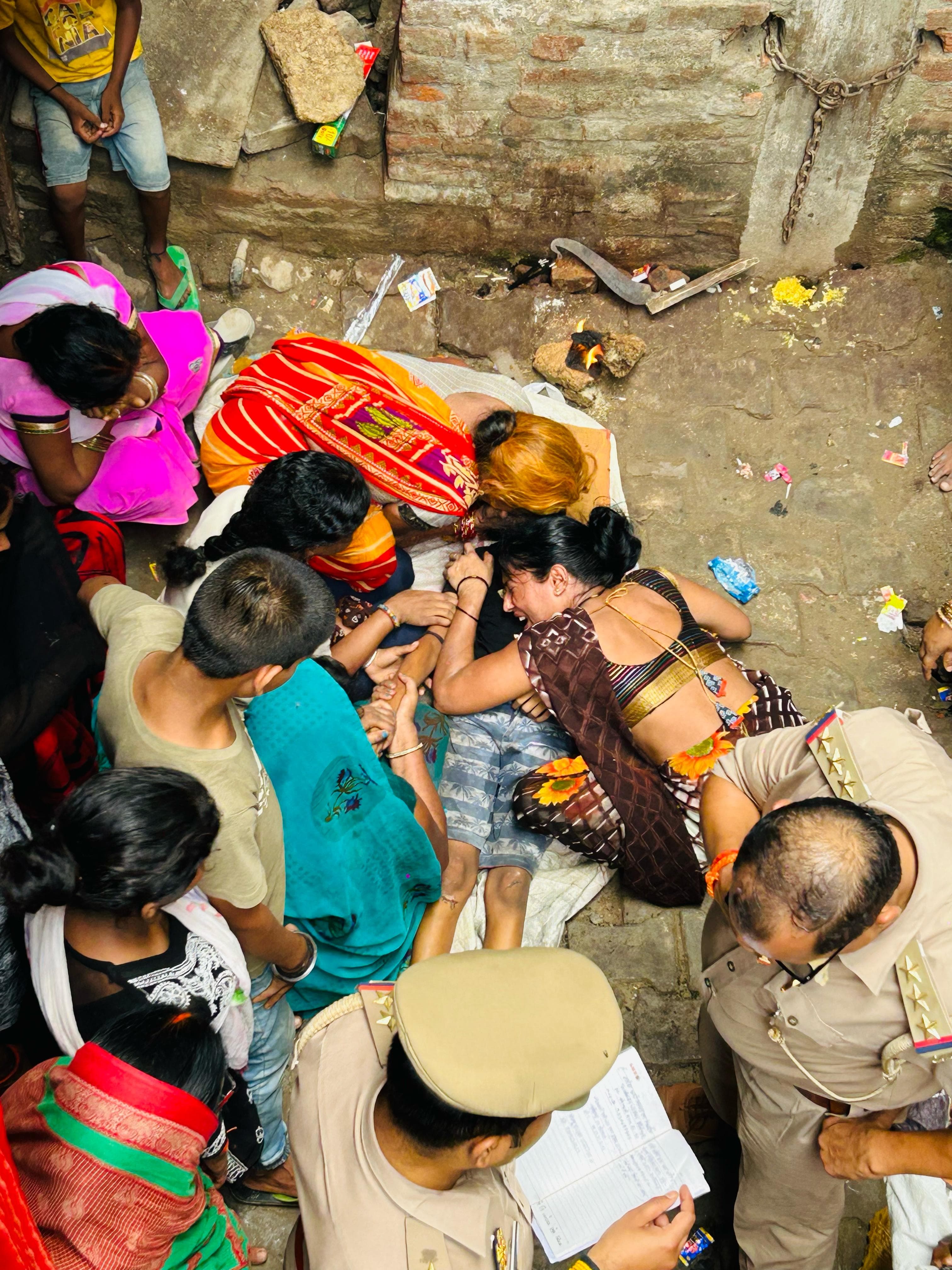रोते बिलखते परिजन रोते बिलखते परिजन