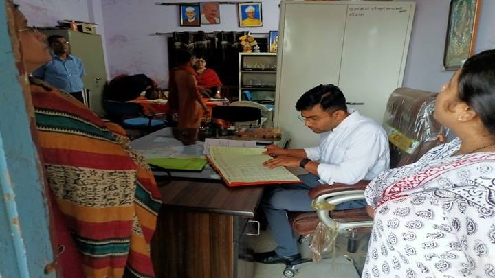इंदौरः जिला पंचायत सीईओ ने किया ग्राम पंचायतों का निरीक्षण इंदौरः जिला पंचायत सीईओ ने किया ग्राम पंचायतों का निरीक्षण
