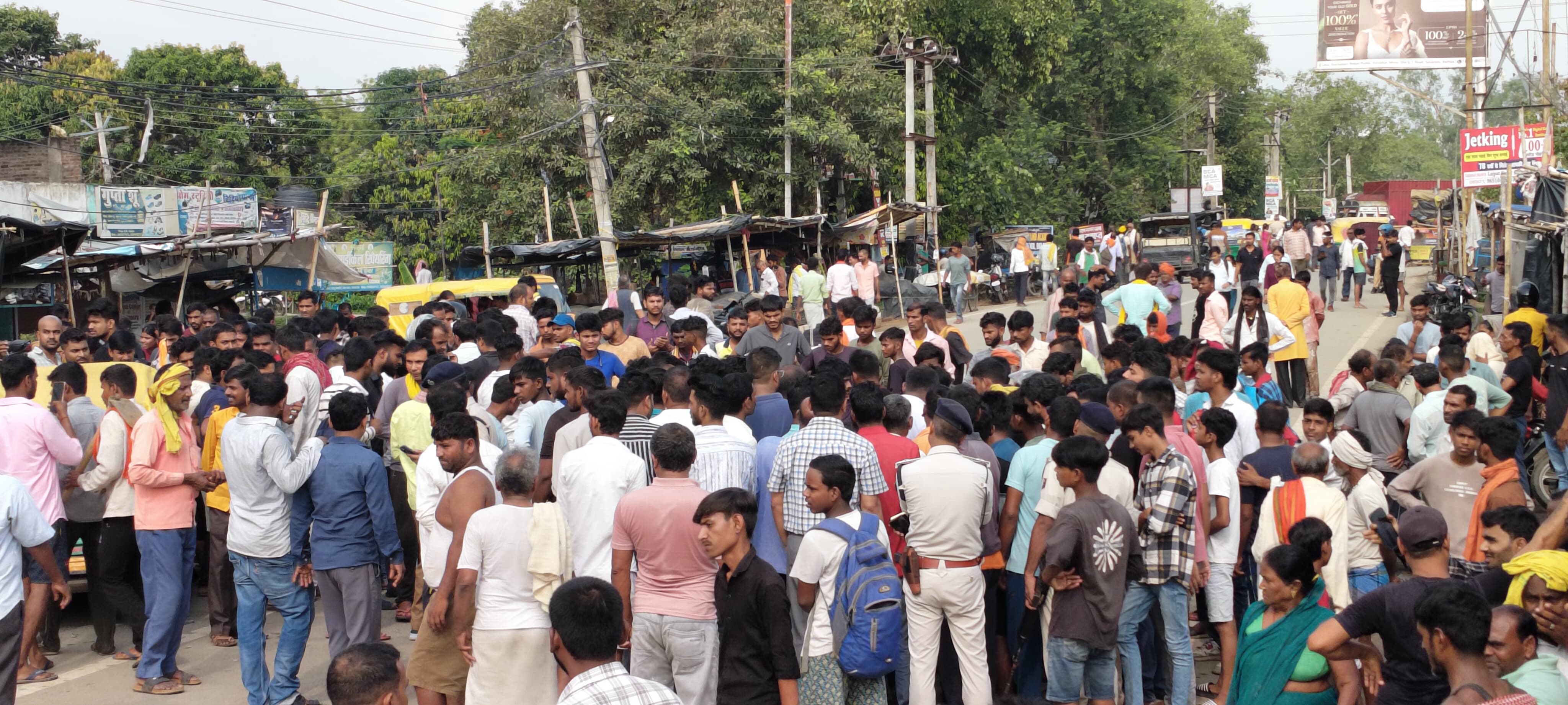 सड़क जाम करते आक्रोशित ग्रामीण सड़क जाम करते आक्रोशित ग्रामीण