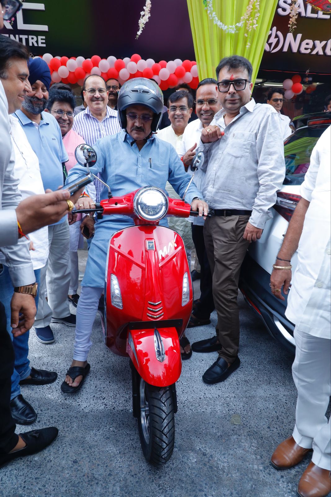 इलेक्ट्रिक टू-व्हीलर कंपनी प्योर ईवी के नए शोरूम की शुरुआत के दौरान स्कूटी चलाते वीरेन्द्र सचदेवा इलेक्ट्रिक टू-व्हीलर कंपनी प्योर ईवी के नए शोरूम की शुरुआत के दौरान स्कूटी चलाते वीरेन्द्र सचदेवा