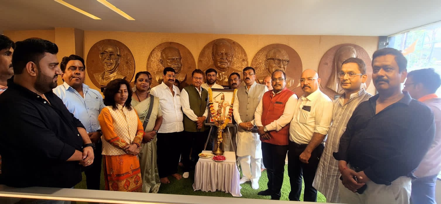 अदम्य शौर्य एवं साहस की प्रतिमूर्ति थी रानी दुर्गावती अदम्य शौर्य एवं साहस की प्रतिमूर्ति थी रानी दुर्गावती