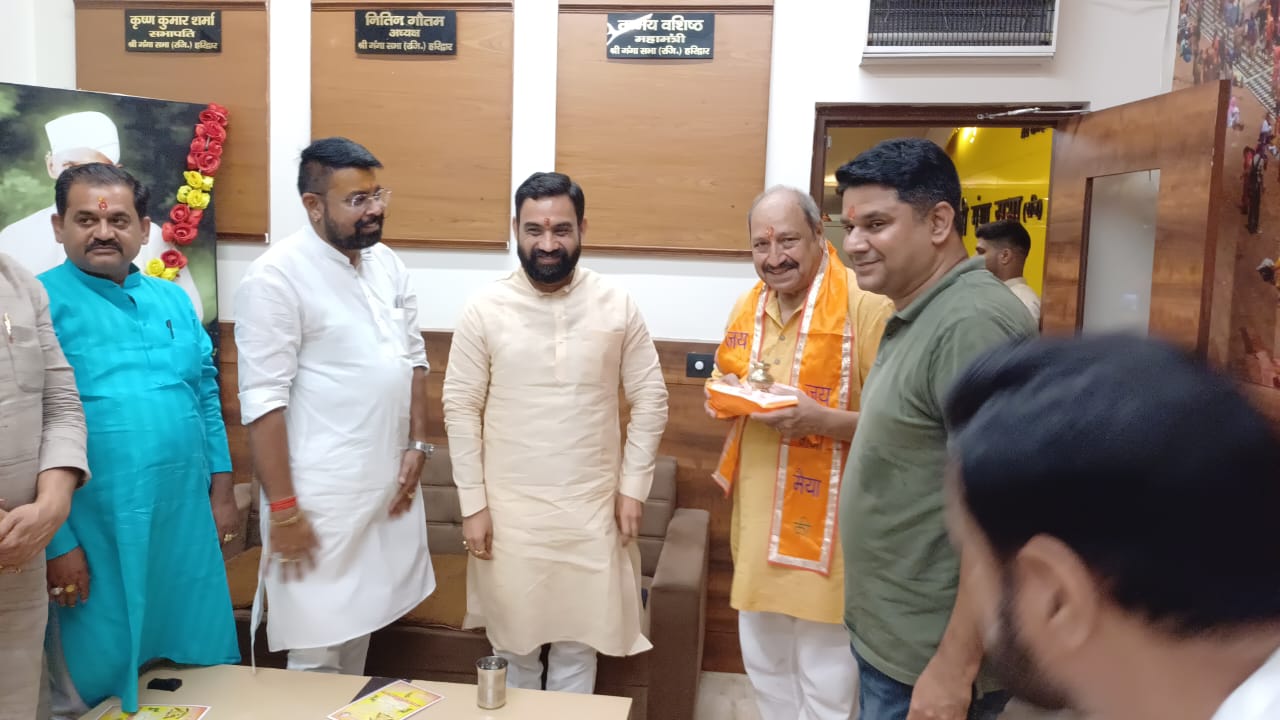 सुधीर पांडे को गंगा जली भेंट करते सुधीर पांडे को गंगा जली भेंट करते