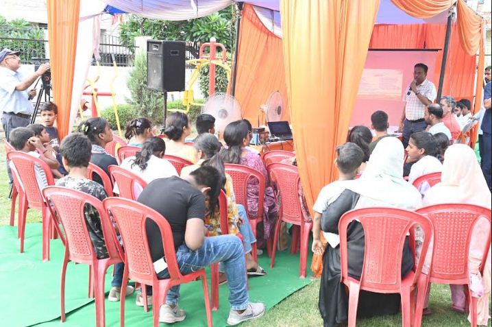 राजभवन में स्कूल के बच्चे व अभिभावक राजभवन में स्कूल के बच्चे व अभिभावक