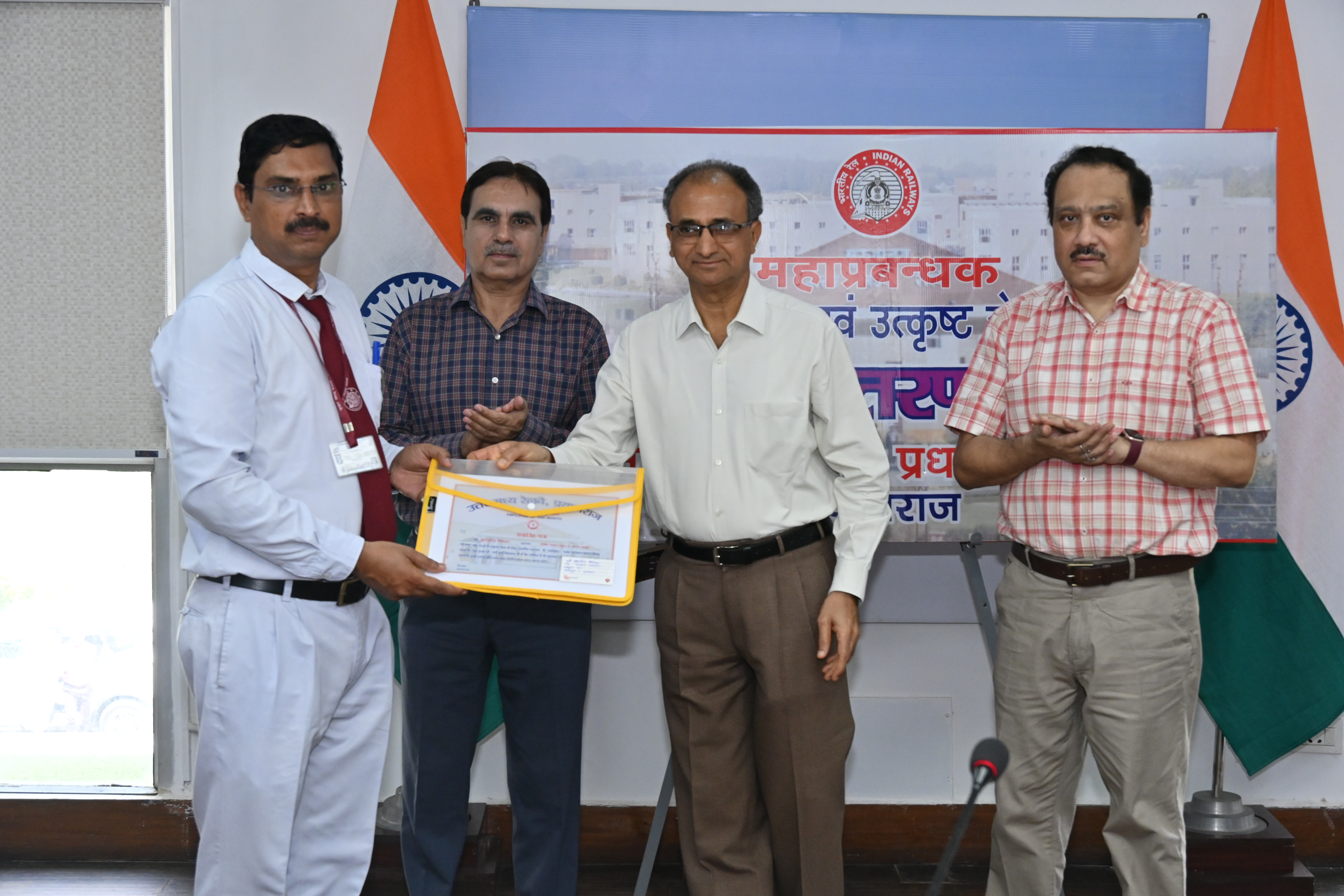 कुलदीप सिंघल, स्टेशन मास्टर को सम्मानित करते हुए रेलवे के उत्तर मध्य रेवले के महाप्रबंधक उपेन्द्र चन्द्र जोशी का छाया चित्र कुलदीप सिंघल, स्टेशन मास्टर को सम्मानित करते हुए रेलवे के उत्तर मध्य रेवले के महाप्रबंधक उपेन्द्र चन्द्र जोशी का छाया चित्र