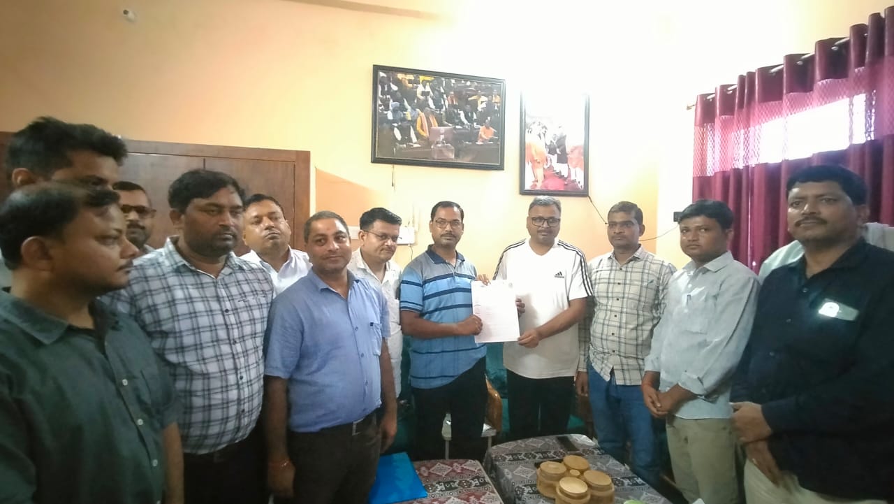 50 से कम संख्या वाले विद्यालयों को मर्जर करने पर शिक्षकों ने किया विरोध 50 से कम संख्या वाले विद्यालयों को मर्जर करने पर शिक्षकों ने किया विरोध