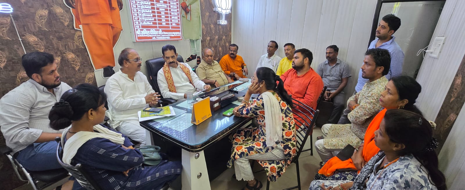 बैठक कर।जानकारी देते जिलाध्यक्ष अनिल दीक्षित बैठक कर।जानकारी देते जिलाध्यक्ष अनिल दीक्षित