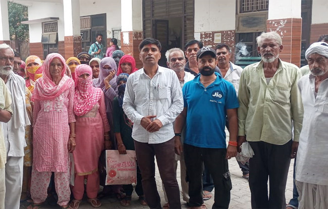 सोनीपत: जिला पार्षद संजय बड़वासनिया ग्रामीणों के साथ सोनीपत: जिला पार्षद संजय बड़वासनिया ग्रामीणों के साथ