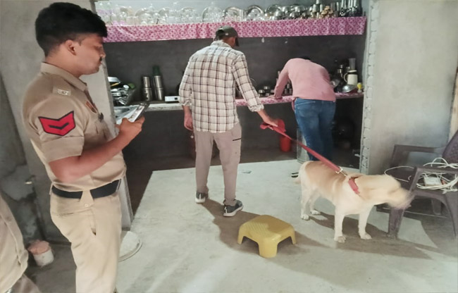 सोनीपत: ऑप्रेशन आक्रमण के दौरान कार्रवाई करते पुलिस कर्मी सोनीपत: ऑप्रेशन आक्रमण के दौरान कार्रवाई करते पुलिस कर्मी