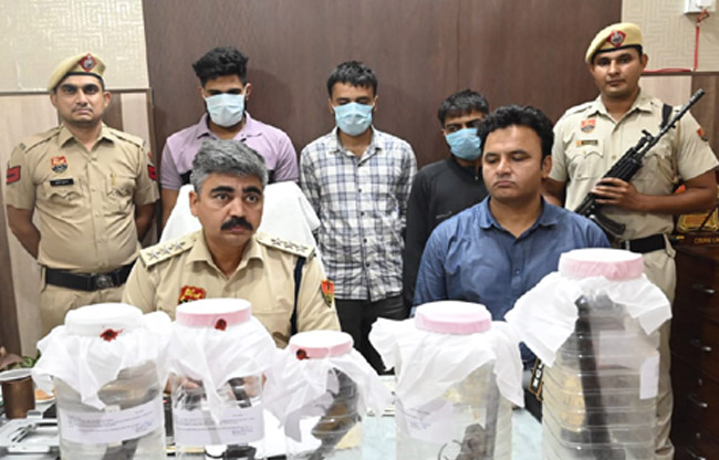 सोनीपत: पत्रकार वार्ता में डीएसपी रविंदर सिंह जानकारी देते हुए सोनीपत: पत्रकार वार्ता में डीएसपी रविंदर सिंह जानकारी देते हुए