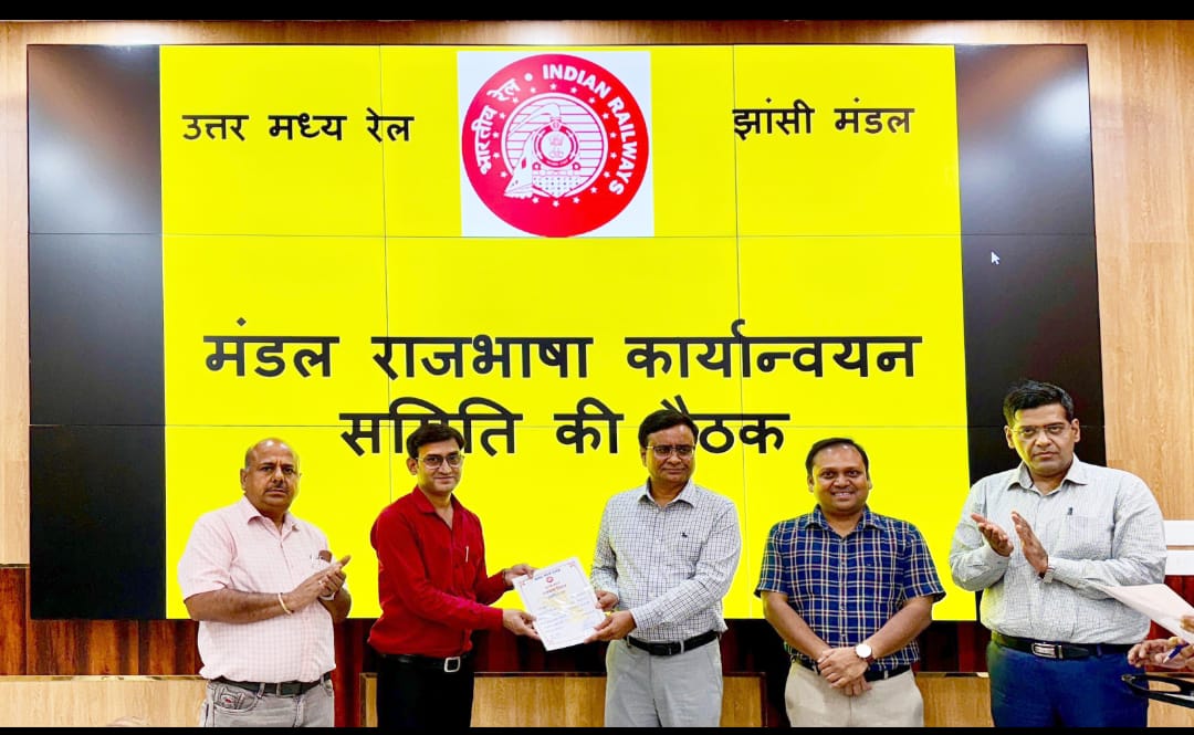 सम्मान प्रदान करते मंडल रेल प्रबंधक सम्मान प्रदान करते मंडल रेल प्रबंधक