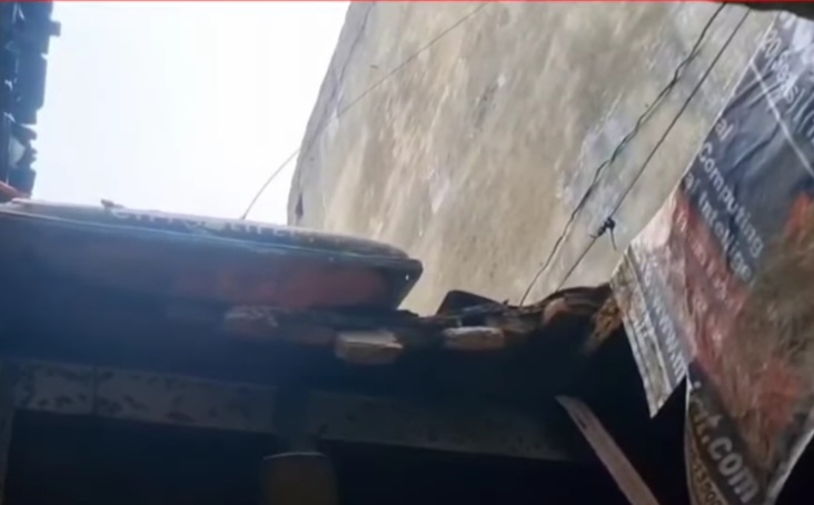 घर की टूटी छत घर की टूटी छत