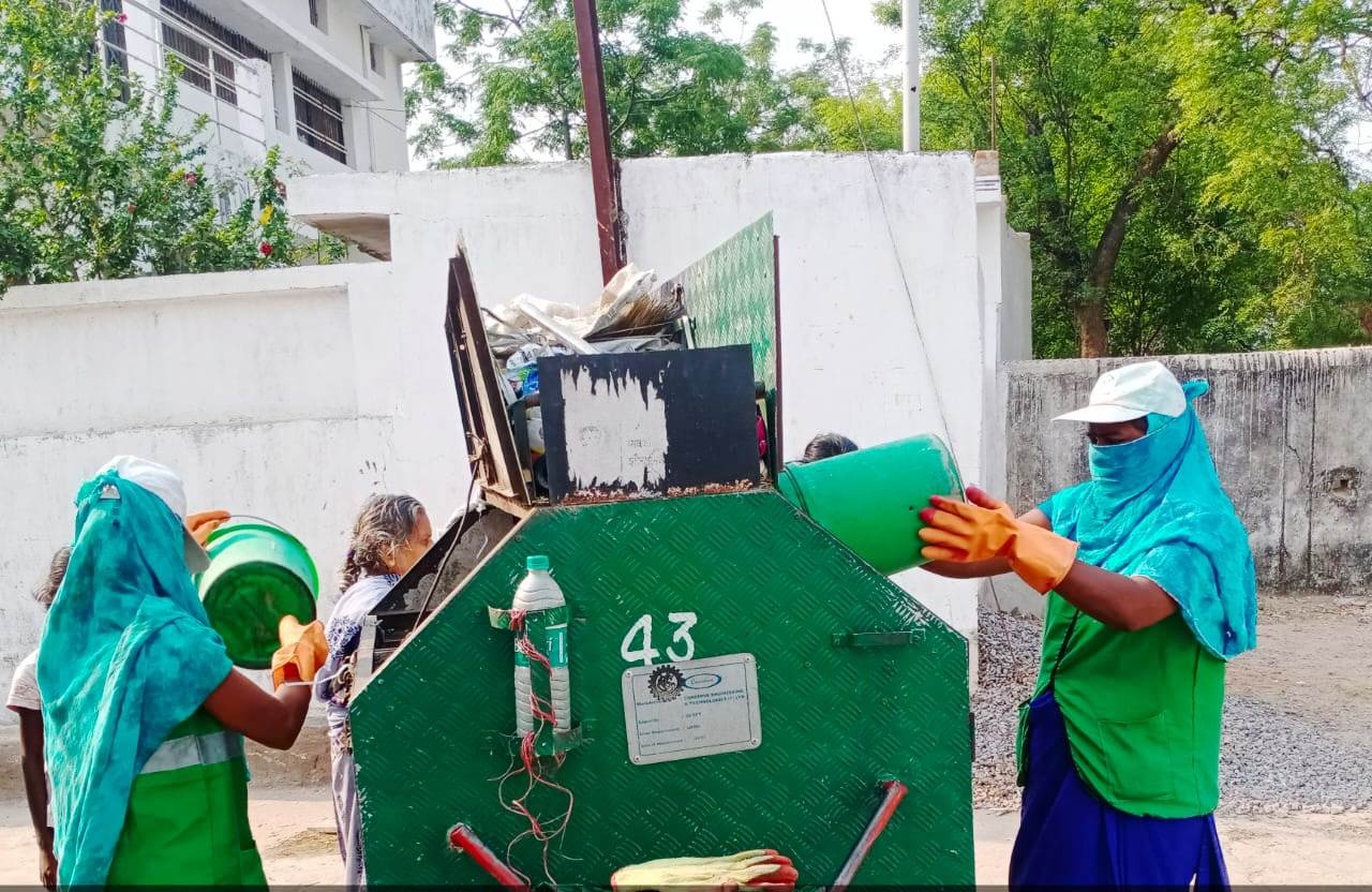 कचरा कलेक्शन करती हुई स्वच्छता समूह की महिलाएं। कचरा कलेक्शन करती हुई स्वच्छता समूह की महिलाएं।