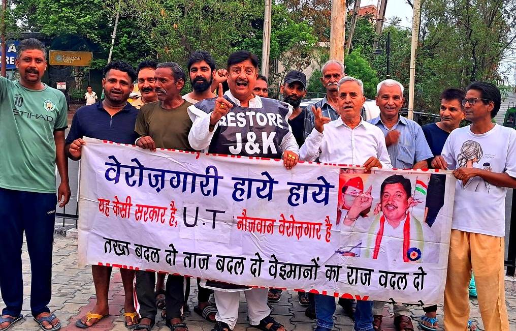 उर्दू अनिवार्यता और बेरोजगारी के खिलाफ निकाला जोरदार विरोध मार्च उर्दू अनिवार्यता और बेरोजगारी के खिलाफ निकाला जोरदार विरोध मार्च