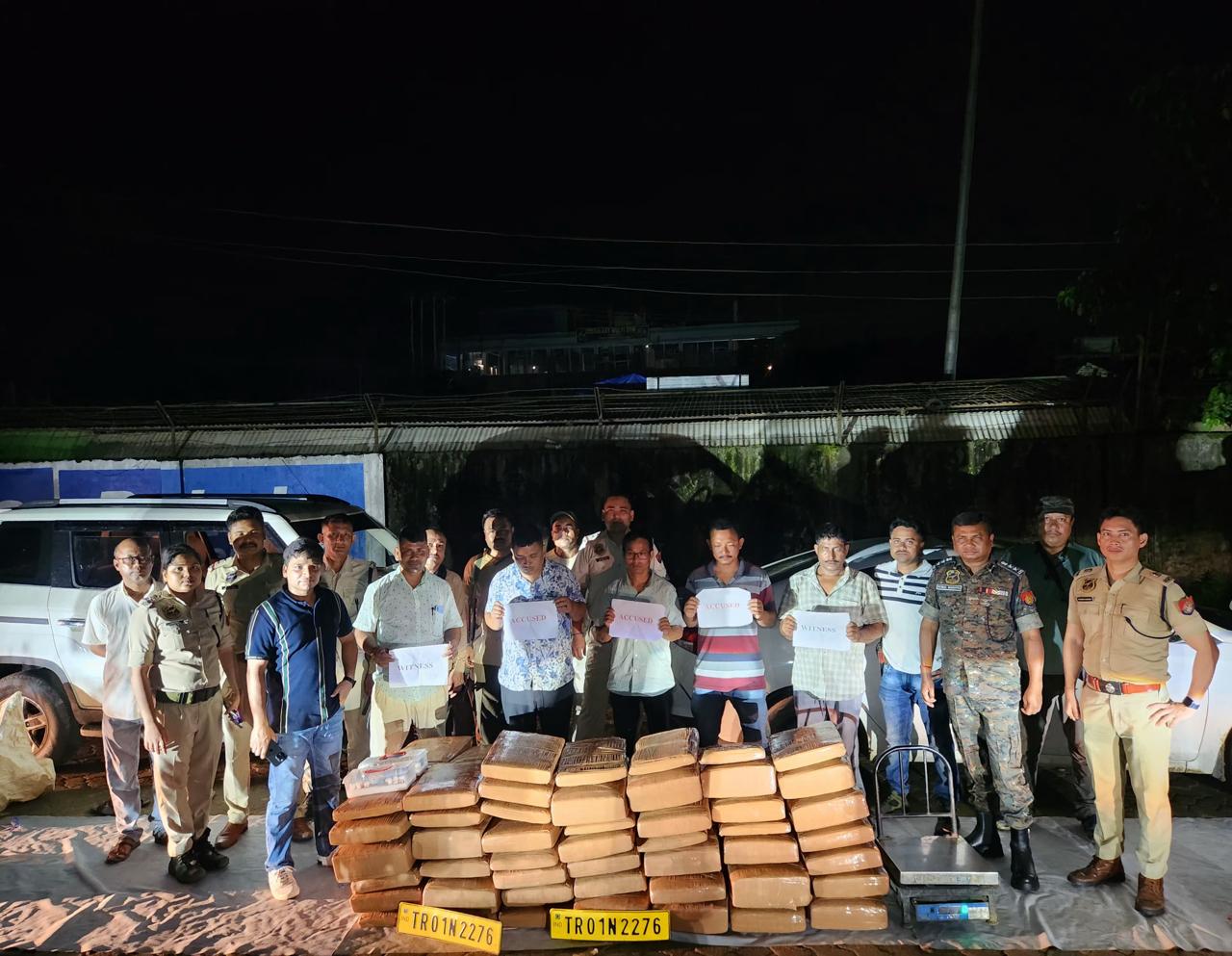 कछार में 576.58 किलोग्राम गांजा के साथ गिरफ्तार तस्करों की तस्वीर। कछार में 576.58 किलोग्राम गांजा के साथ गिरफ्तार तस्करों की तस्वीर।