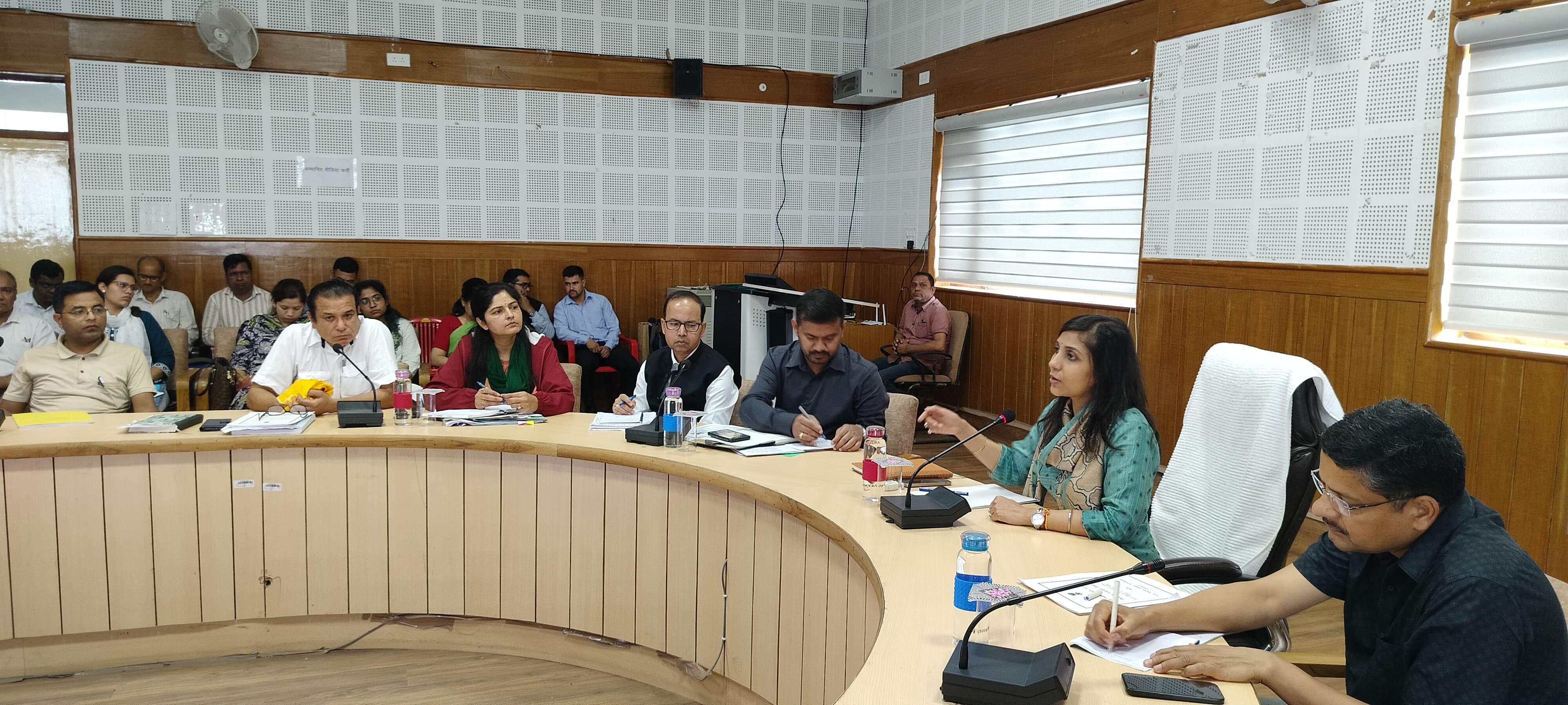 पौड़ी में सेक्टर एवं जोनल अधिकारियों की समीक्षा बैठक लेती जिला निर्वाचन अधिकारी पौड़ी में सेक्टर एवं जोनल अधिकारियों की समीक्षा बैठक लेती जिला निर्वाचन अधिकारी