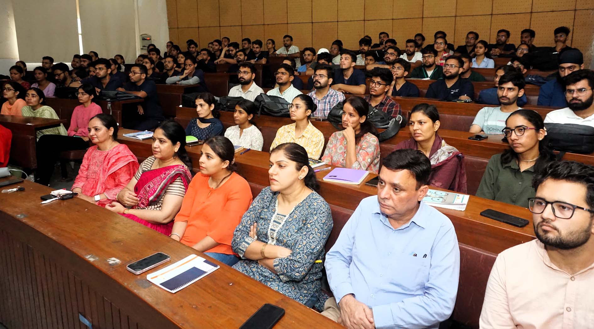 कार्यक्रम में उपस्थित लुवास के छात्र। कार्यक्रम में उपस्थित लुवास के छात्र।