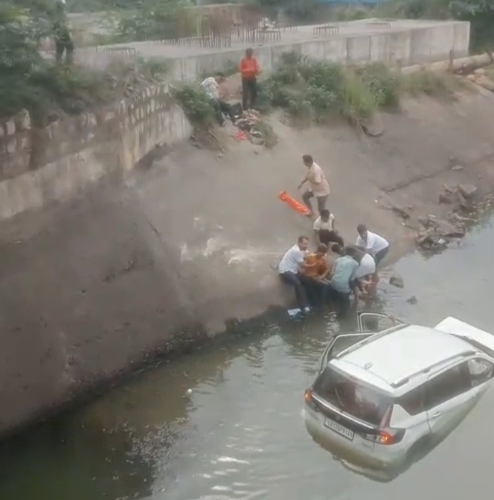 कोरबा : नहर में गिरी तेज रफ्तार कार, बचाए गए सभी सवार कोरबा : नहर में गिरी तेज रफ्तार कार, बचाए गए सभी सवार