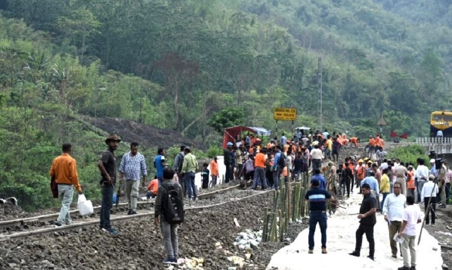 लैंसलाइड से प्रभावित रेलवे ट्रैक लैंसलाइड से प्रभावित रेलवे ट्रैक