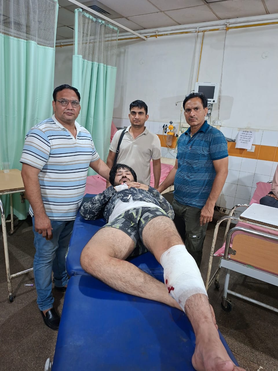 घायल चांद को अस्पताल में लाई पुलिस घायल चांद को अस्पताल में लाई पुलिस