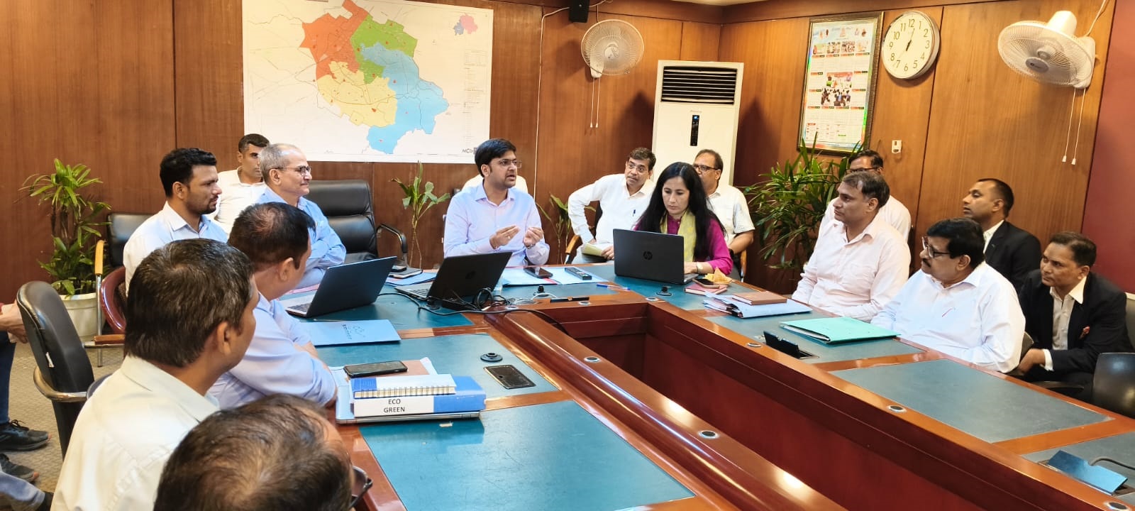 गुरुग्राम नगर निगम में बल्क वेस्ट जनरेटर्स के साथ बैठक करते अतिरिक्त निगमायुक्त यश जालुका। गुरुग्राम नगर निगम में बल्क वेस्ट जनरेटर्स के साथ बैठक करते अतिरिक्त निगमायुक्त यश जालुका।