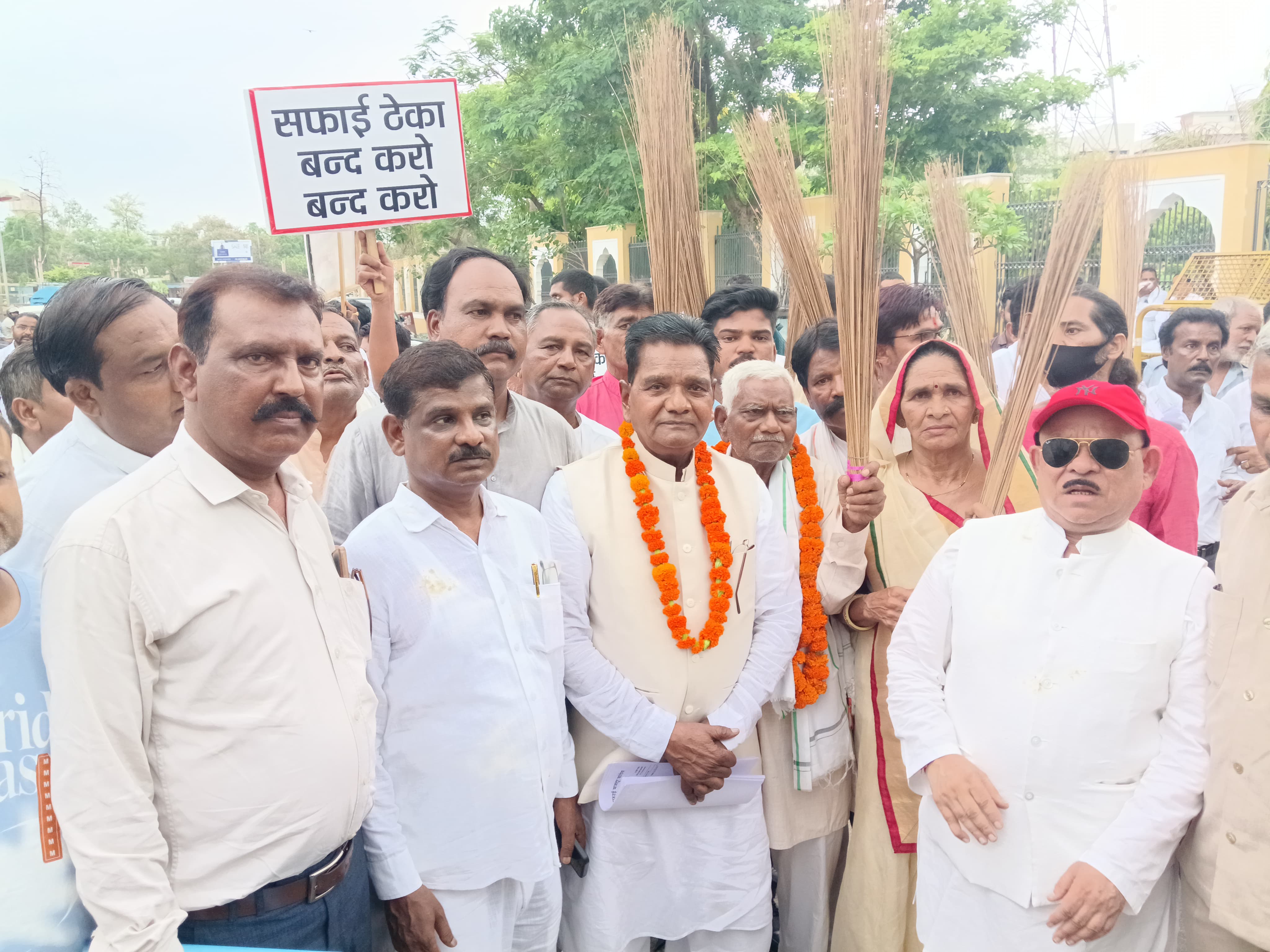 ग्यारह सूत्रीय मांगों को लेकर वाल्मीकि समाज के लोगों ने सरकार को घेरा ग्यारह सूत्रीय मांगों को लेकर वाल्मीकि समाज के लोगों ने सरकार को घेरा