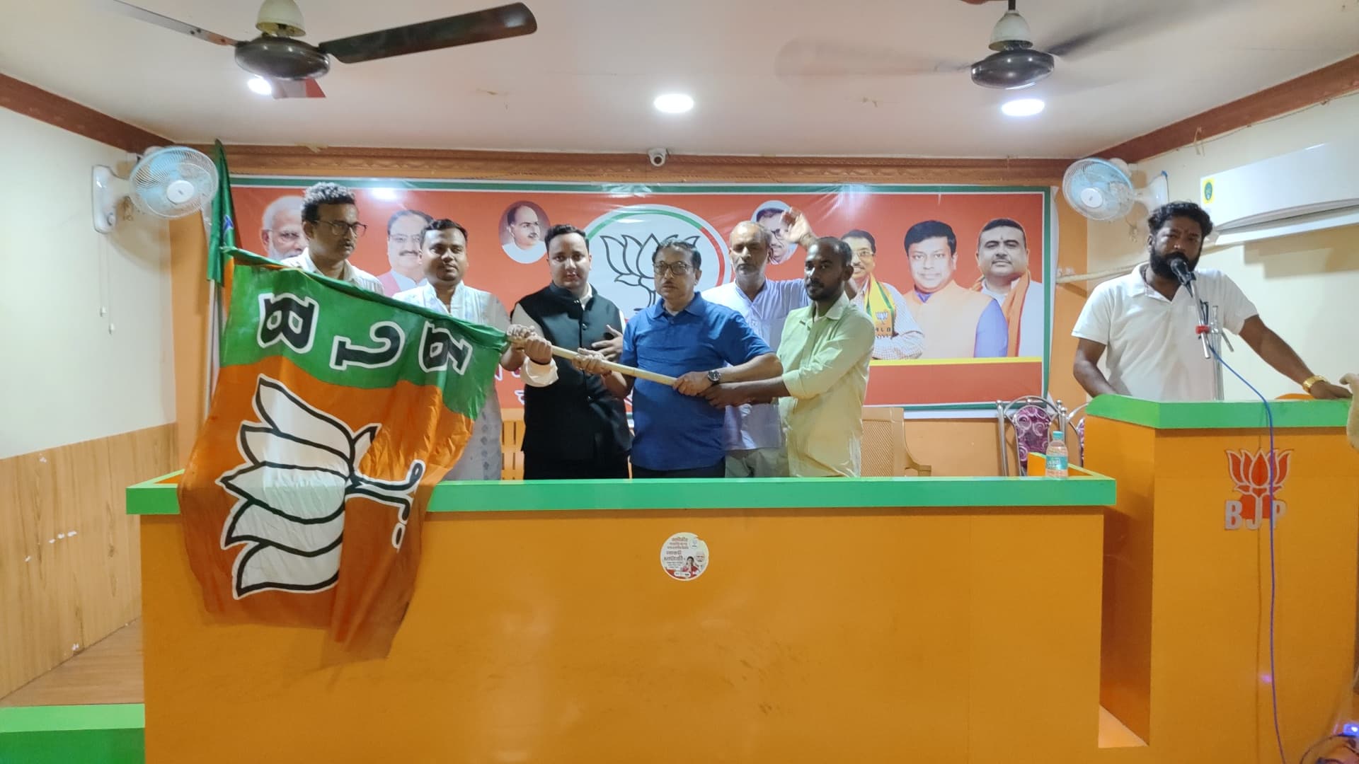 हुगली में वकील ने भाजपा में की घर वापसी हुगली में वकील ने भाजपा में की घर वापसी