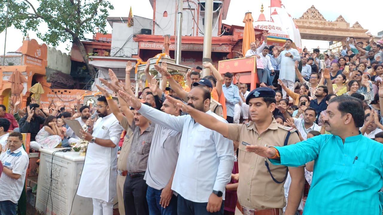 शपथ लेते लोग शपथ लेते लोग