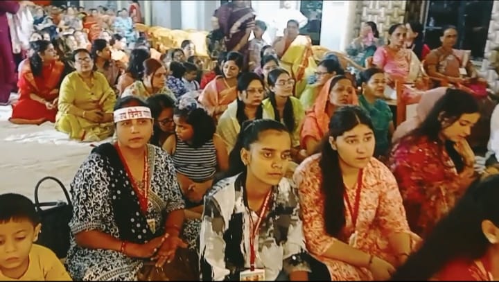 कार्यक्रम में भाग लेते श्रद्धालु कार्यक्रम में भाग लेते श्रद्धालु