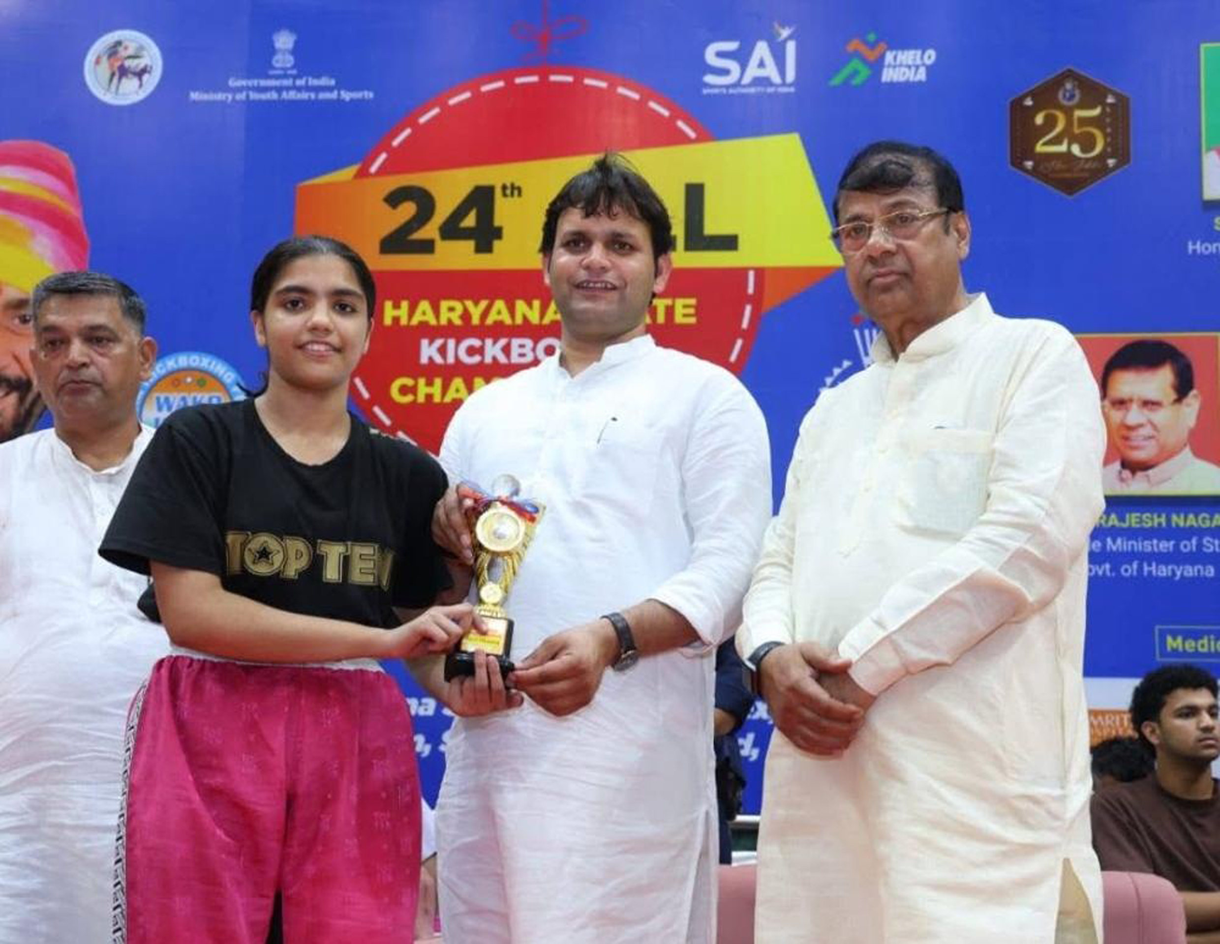 रिद्धिमा कौशिक को बेस्ट फाइटर अवार्ड से सम्मानित करते हुए खेल मंत्री गौरव गौत्तम। रिद्धिमा कौशिक को बेस्ट फाइटर अवार्ड से सम्मानित करते हुए खेल मंत्री गौरव गौत्तम।