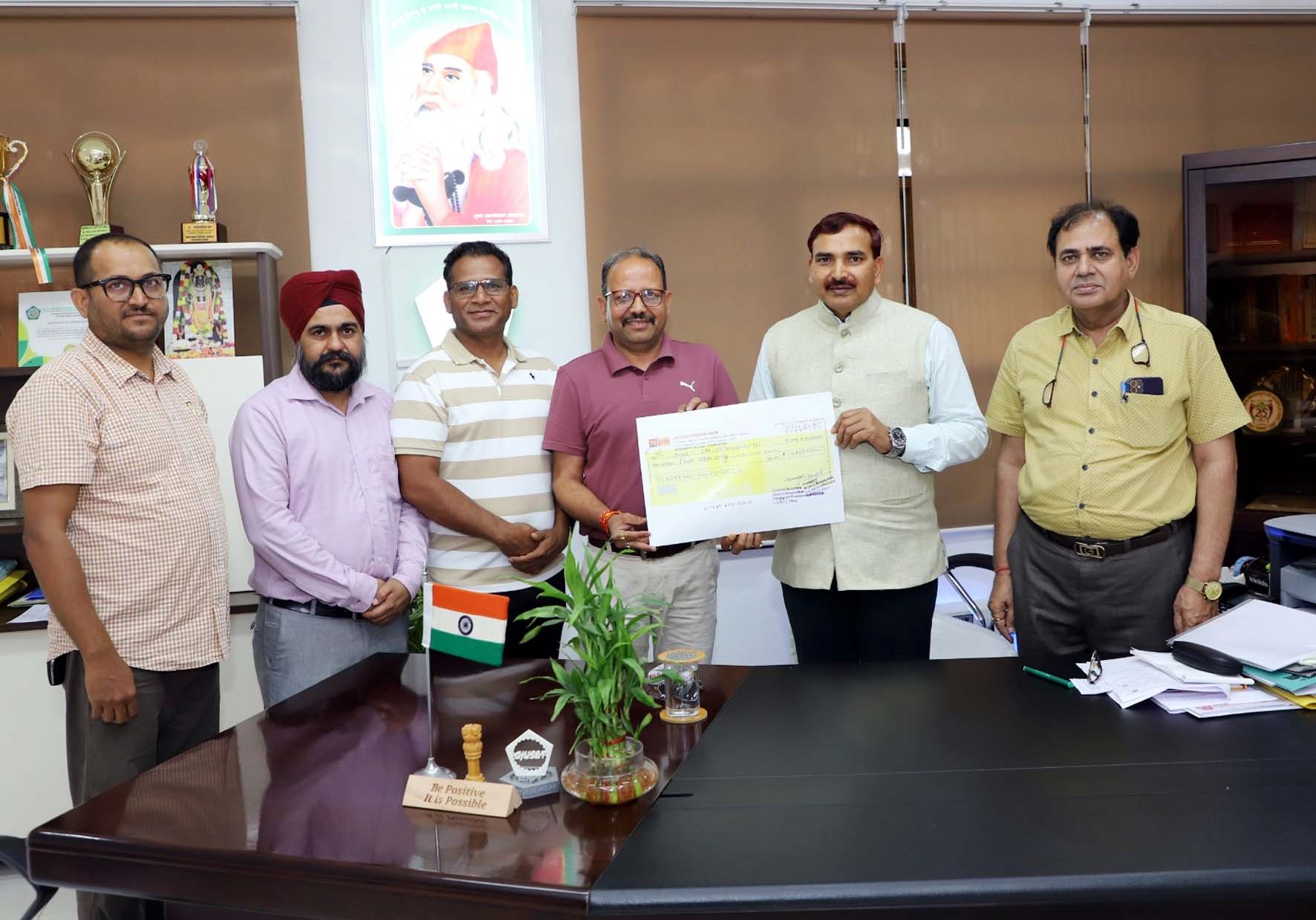 बाबू लाल के परिवार को सौंपी जाने वाली सहयोग राशि का चैक कुलपति प्रो. नरसी राम बिश्नोई को सौंपते विभागाध्यक्ष प्रो. सुनील शर्मा एवं एलुमनाई एसोसिएशन के सदस्यगण। बाबू लाल के परिवार को सौंपी जाने वाली सहयोग राशि का चैक कुलपति प्रो. नरसी राम बिश्नोई को सौंपते विभागाध्यक्ष प्रो. सुनील शर्मा एवं एलुमनाई एसोसिएशन के सदस्यगण।
