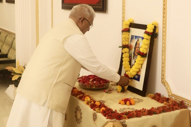 मप्रः वीरांगना रानी दुर्गावती के बलिदान दिवस पर राज्यपाल पटेल ने माल्यार्पण कर नमन किया मप्रः वीरांगना रानी दुर्गावती के बलिदान दिवस पर राज्यपाल पटेल ने माल्यार्पण कर नमन किया