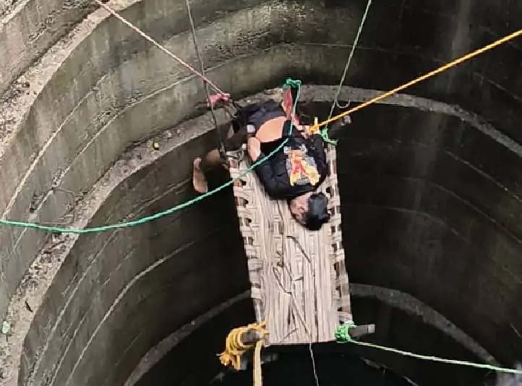 कुएं से गाय का बछड़ा निकालने गए ५ युवकों की जहरीली गैस से मौत, एक सुरक्षा बच निकला कुएं से गाय का बछड़ा निकालने गए ५ युवकों की जहरीली गैस से मौत, एक सुरक्षा बच निकला