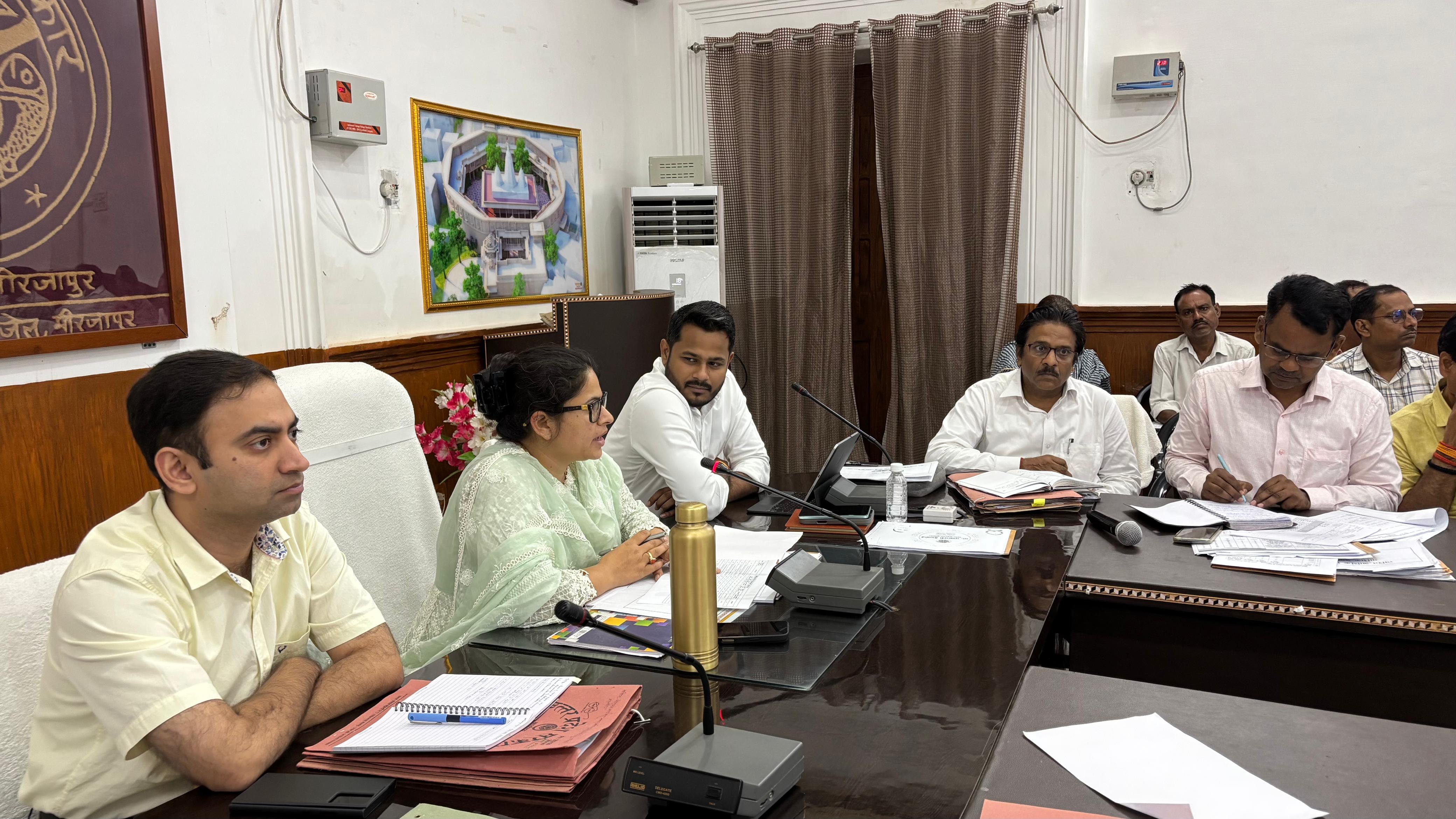 कलेक्ट्रेट सभागार में जिलाधिकारी प्रियंका निरंजन मुख्यमंत्री डैशबोर्ड समीक्षा बैठक करती। कलेक्ट्रेट सभागार में जिलाधिकारी प्रियंका निरंजन मुख्यमंत्री डैशबोर्ड समीक्षा बैठक करती।