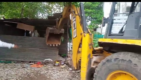 भोपाल : निगम अमले ने बोट क्लब पर चलाई अवैध अतिक्रमण पर जेसीबी भोपाल : निगम अमले ने बोट क्लब पर चलाई अवैध अतिक्रमण पर जेसीबी
