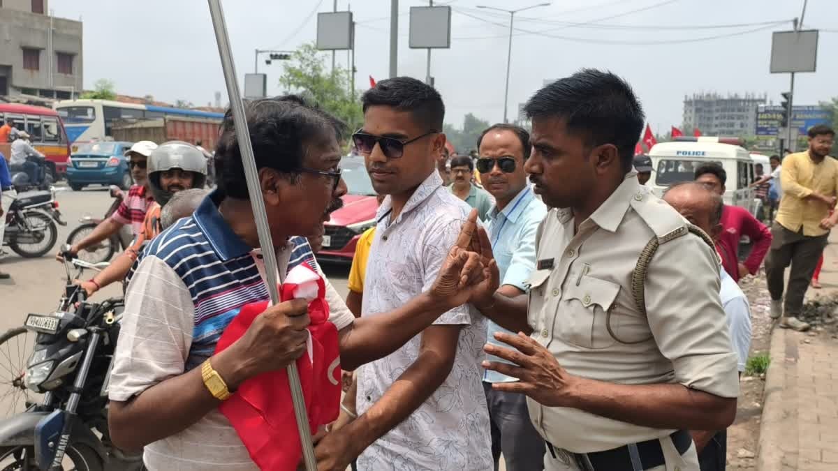 सीपीएम कार्यकर्ता और पुलिस के बीच झड़प सीपीएम कार्यकर्ता और पुलिस के बीच झड़प