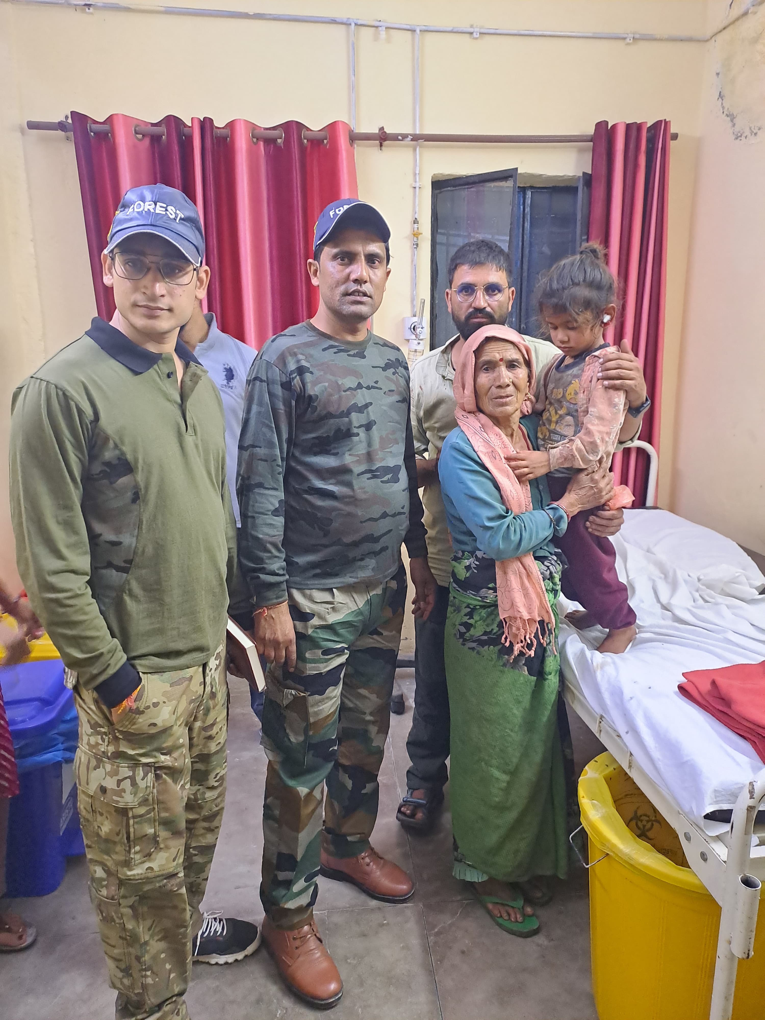 फोटो कैप्शन-25 एनटीएच 22-घायल बच्चे के साथ सीएचसी चौण्ड में ग्रामीण व परिजन फोटो कैप्शन-25 एनटीएच 22-घायल बच्चे के साथ सीएचसी चौण्ड में ग्रामीण व परिजन