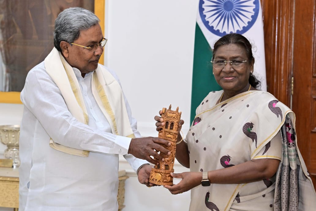 कर्नाटक के मुख्यमंत्री सिद्धारमैया मंगलवार को राष्ट्रपति द्रौपदी मुर्मु से मुलाकात के दौरान कर्नाटक के मुख्यमंत्री सिद्धारमैया मंगलवार को राष्ट्रपति द्रौपदी मुर्मु से मुलाकात के दौरान