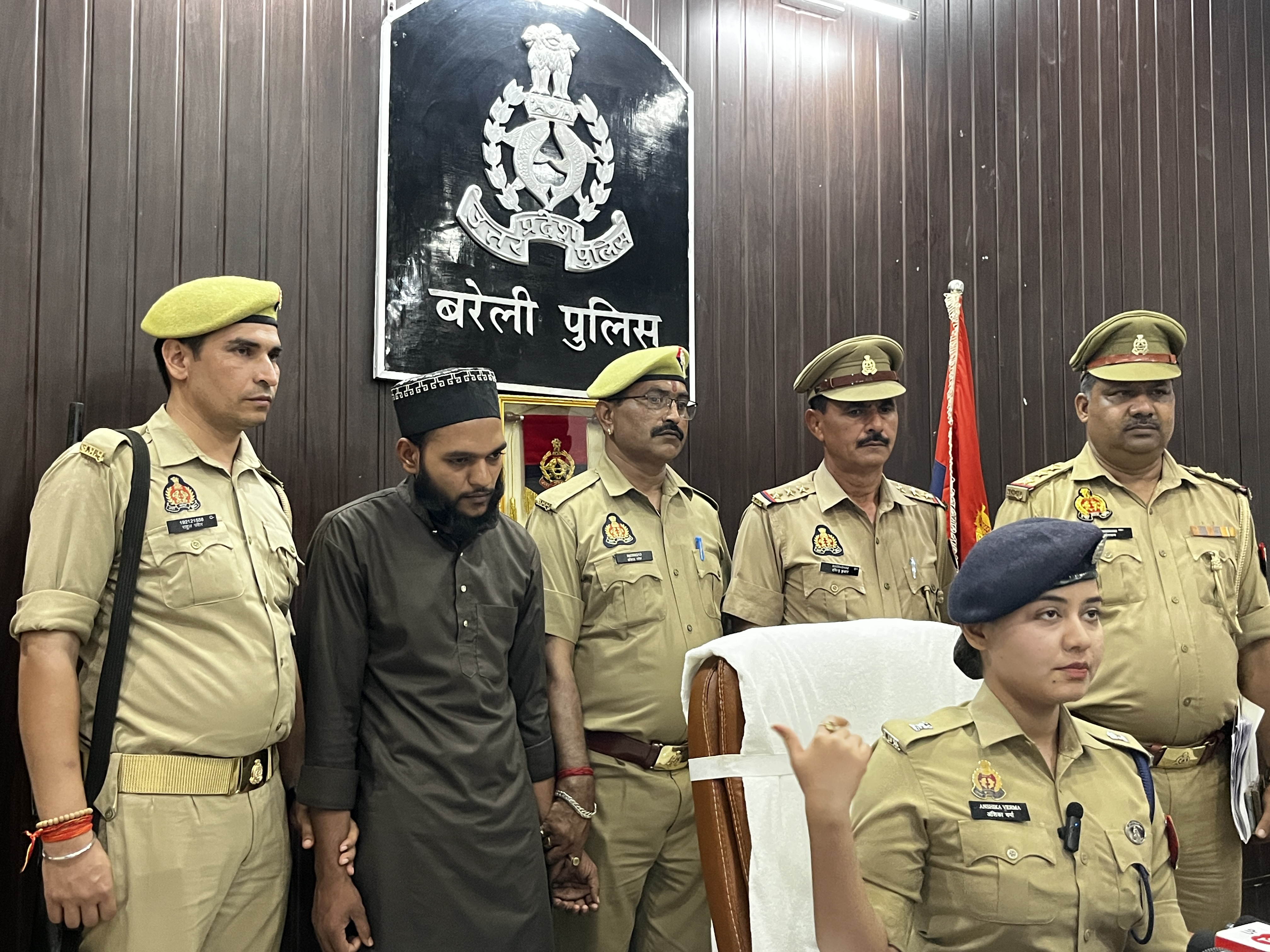 प्रेस वार्ता के दौरान आरोपी को पेस कराती एसपी साउथ व इंस्पेक्टर राधेश्याम प्रेस वार्ता के दौरान आरोपी को पेस कराती एसपी साउथ व इंस्पेक्टर राधेश्याम