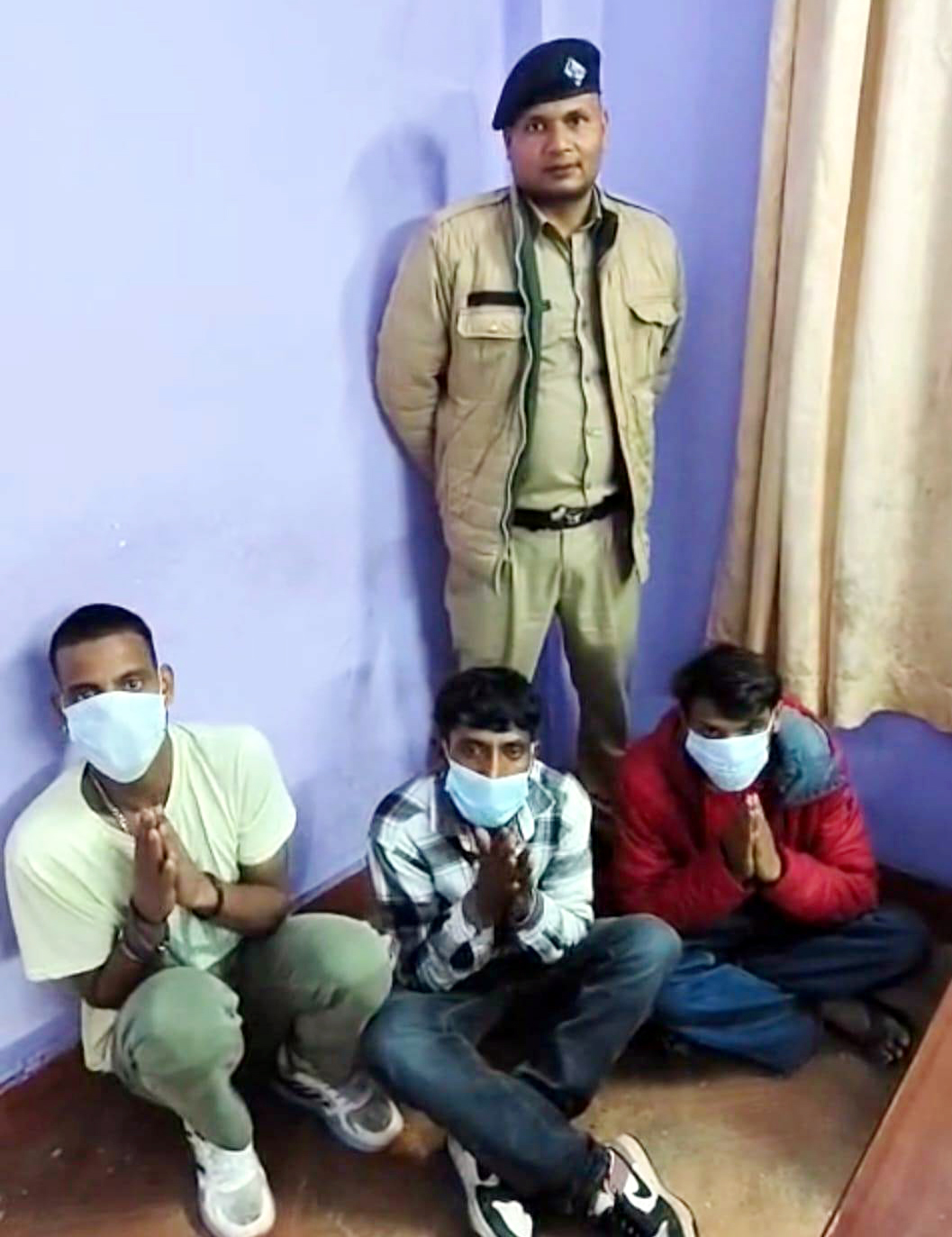 पुलिस की हिरासत में आरोपित युवक। पुलिस की हिरासत में आरोपित युवक।