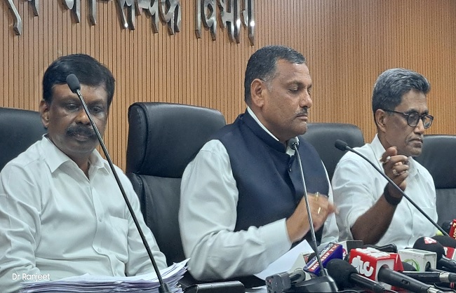 कैबिनेट बैठक की जानकारी देते मुख्य सचिव अमृत लाल मीना कैबिनेट बैठक की जानकारी देते मुख्य सचिव अमृत लाल मीना