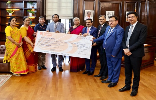 वित्त मंत्री को लाभांश का चेक सौंपते बीओबी के सीईओ देबदत्त चंद वित्त मंत्री को लाभांश का चेक सौंपते बीओबी के सीईओ देबदत्त चंद