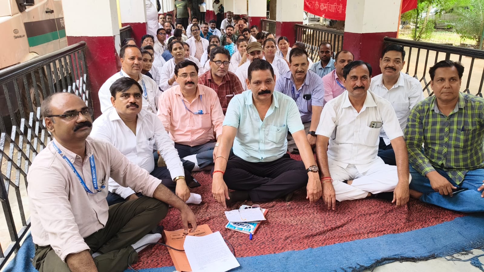 जिला अस्पताल परिसर में धरना देते कर्मचारी-शिक्षक संयुक्त मोर्चा उत्तर प्रदेश के पदाधिकारी जिला अस्पताल परिसर में धरना देते कर्मचारी-शिक्षक संयुक्त मोर्चा उत्तर प्रदेश के पदाधिकारी