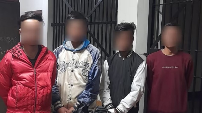 मेघालयः शिलांग में मुंबई पर्यटक समूह से लूट मामले में गिरफ्तार चार लुटेरे मेघालयः शिलांग में मुंबई पर्यटक समूह से लूट मामले में गिरफ्तार चार लुटेरे
