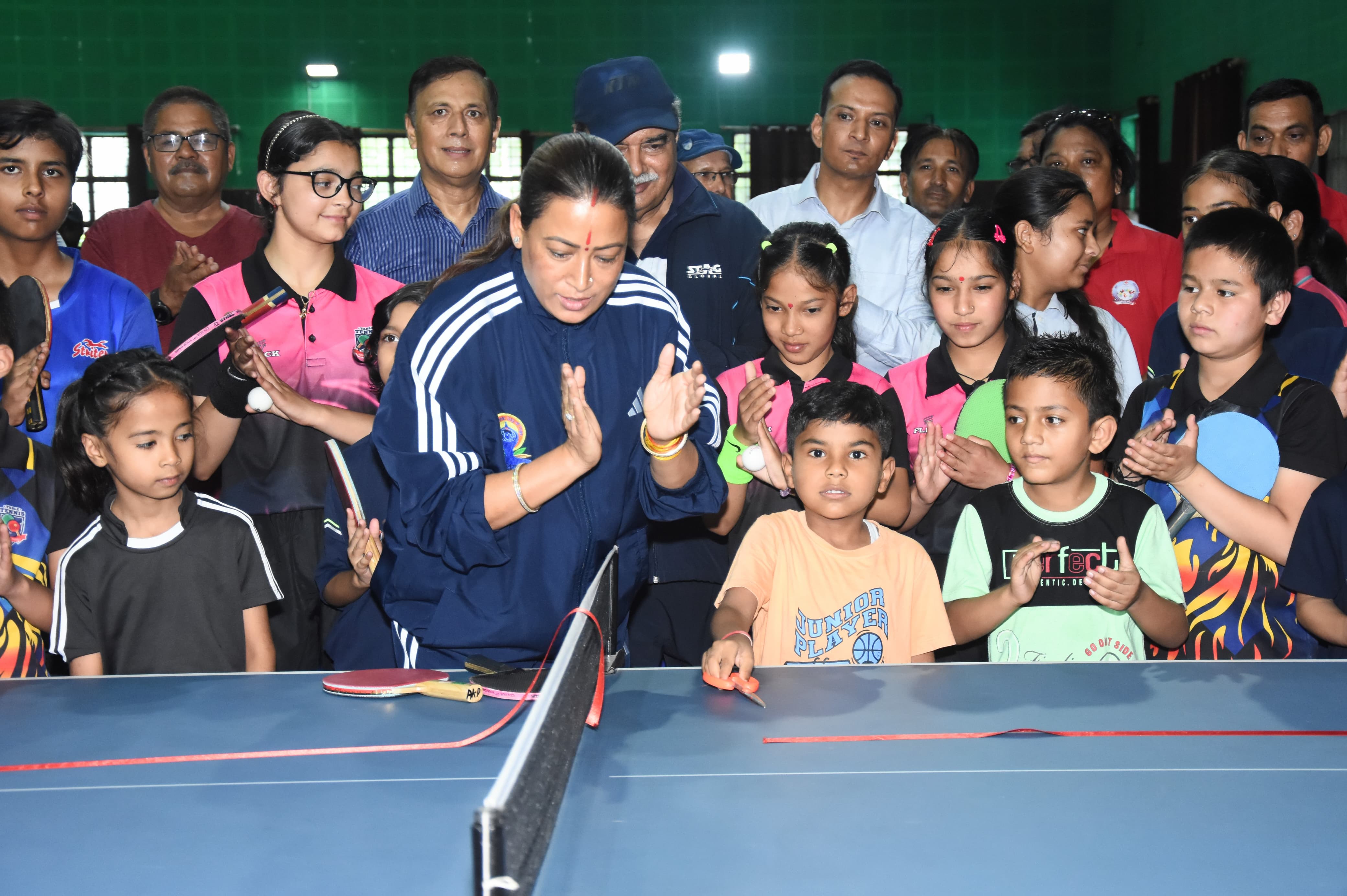 खेल मंत्री रेखा आर्या टेबल टेनिस कोर्ट का उद्घाटन करते। खेल मंत्री रेखा आर्या टेबल टेनिस कोर्ट का उद्घाटन करते।