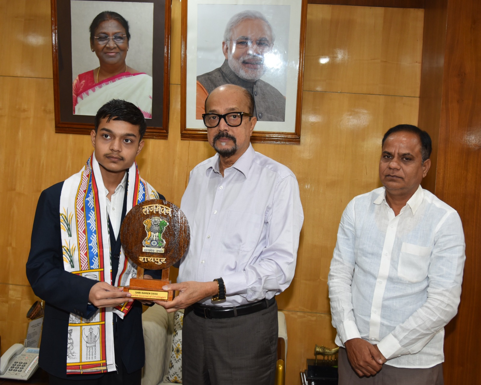 राज्यपाल रमेन डेका राजभवन में मेधावी छात्र आदित्य तिवारी काे स्मृति चिन्ह भेंट कर सम्मानित करते हुए राज्यपाल रमेन डेका राजभवन में मेधावी छात्र आदित्य तिवारी काे स्मृति चिन्ह भेंट कर सम्मानित करते हुए