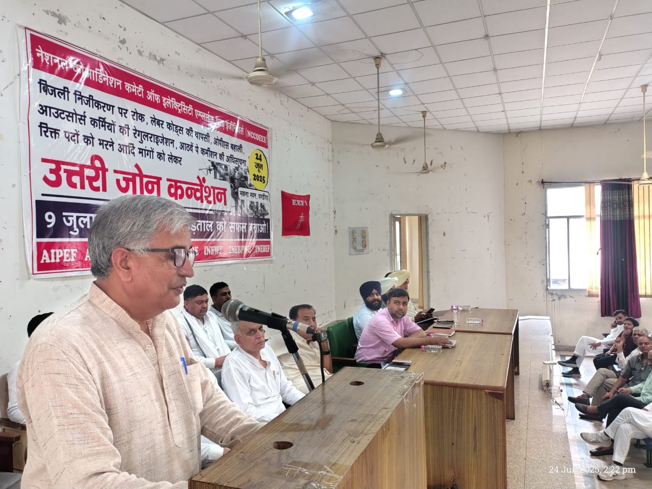 बिजली कर्मियों को संबोधित करते कर्मचारी नेता सुभाष लांबा बिजली कर्मियों को संबोधित करते कर्मचारी नेता सुभाष लांबा