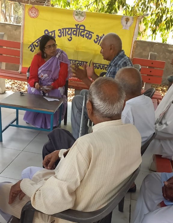 आयुष विंग में मरीजों का इलाज करती आयुष चिकित्सक डॉ. सुमन देशवाल। आयुष विंग में मरीजों का इलाज करती आयुष चिकित्सक डॉ. सुमन देशवाल।