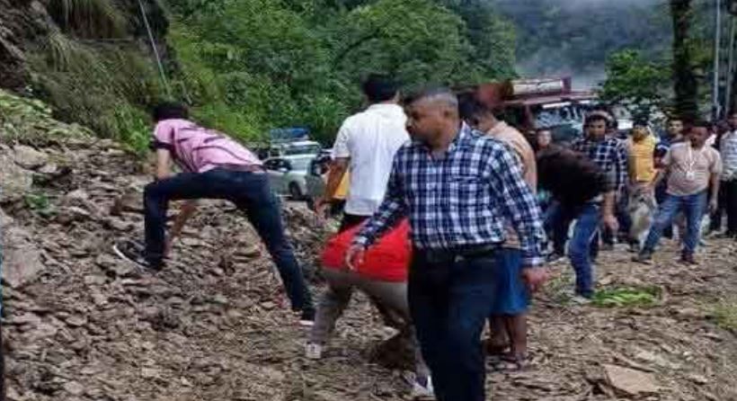 राष्ट्रीय राजमार्ग-10 क्षतिग्रस्त, यातायात बाधित राष्ट्रीय राजमार्ग-10 क्षतिग्रस्त, यातायात बाधित